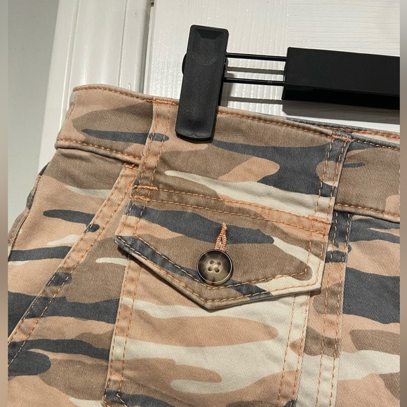 Express Size 12 Shortie Mid Rise Stretch Punk Gray Camo Cut Off Cargo Shorts - Picture 7 of 12